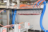Machine de remplissage de liquides à 12 têtes avec pompe à engrenages à servomoteur, machine de remplissage d'huile pour bidons, machine de remplissage d'huile de 1 à 30 litres