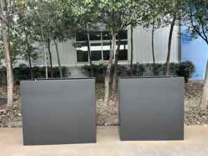 Серебристо-серые современные кашпо с блеском, большие уличные металлические кашпо, прямоугольные садовые горшки, черные цветочные ящики для растений - Product Image 1