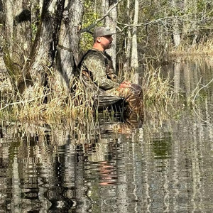 Siège de chasse portable Fanatic Outdoors Low Down, chaise de pêche à bandoulière pour utilisation en extérieur - Product Image 2