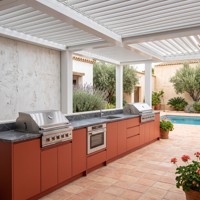 Ensemble d'armoires de cuisine extérieures en acier inoxydable Hyrley Terracotta sur mesure, avec grille à gaz, évier et four, pour bord de piscine