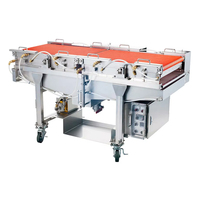 Machine voor het ombouwen van dadels in chocolade, met hoge sanitaire normen en transportband.