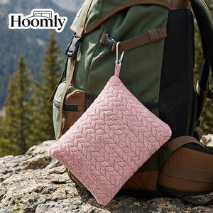 Couverture de voyage en peluche moelleuse de luxe Hoomly, taille adulte, antistatique, chaude, pliable, pour avion et hôtel - Product Image 1