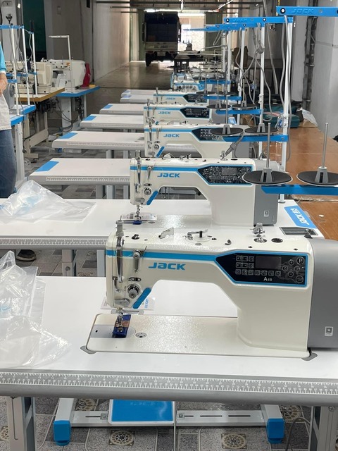 JACK BRAND A4B SINGLE NEEDLE LOCK STITCH FLAT BED INDUSTRIAL SEWING MACHINE WITH COMPLETE SET