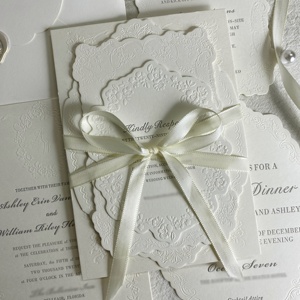 Suite d'invitations de mariage florales blanches haut de gamme avec détails en relief, cartes découpées, ruban, enveloppe et sceau de cire pour mariages de boutique - Product Image 4