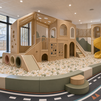 Structure de jeu intérieure commerciale, maisonnette de jeu naturelle avec toboggan ouvert et tunnel de grimpette pour les zones enfants des centres commerciaux