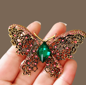 Broche papillon en strass de cristal coloré, alliage plaqué or, accessoire de mode pour femmes, bijoux de fête - Product Image 3