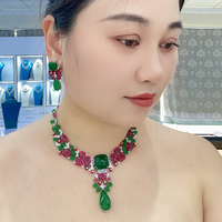 Nouveaux produits d'avril : Collier pour femme en laiton et zircone, style cour, coloris classique, motif en relief 3D sculpté