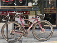 Bicicleta de Carretera Premium 700C Ligera de Fibra de Carbono con Frenos de Disco, Aero, Completamente de Carbono, 105 Di2 R7170, 24 Velocidades, Cambio Electrónico