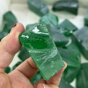 Pierre brute de tsavorite verte YAG créée en laboratoire, grenat synthétique d'yttrium et d'aluminium, matière première pour la fabrication de bijoux - Product Image 3