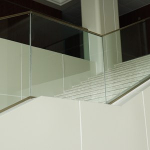 Verre feuilleté trempé transparent de qualité supérieure pour la sécurité des rampes d'escalier, verre anti-éclatement pour balustrade d'escalier - Product Image 6