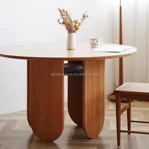 Tavolo da pranzo rotondo in legno impiallacciato di quercia dal design moderno di lusso con piano in legno naturale a tre gambe con base a coste