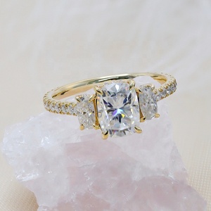 Anel de Noivado e Casamento Feminino Paston Moissanite Personalizado em Ouro Sólido 14K Amarelo com Moissanite Alargada em Formato Almofada de 2ct - Product Image 3