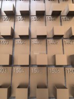Enseignes de chambre d'hôtel en acrylique pur sablé, peintes au pistolet, de conception exclusive et haute précision, pour commandes en gros et ultra-grandes quantités