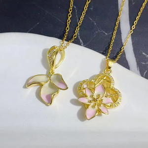 Collier tendance en acier inoxydable plaqué or 18 carats avec pendentif fleur en cristal brillant et émail coulant pour femmes et jeunes filles - Product Image 1