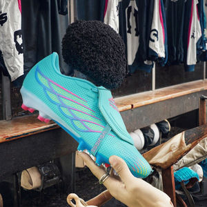 Chaussures de football professionnelles pour hommes, respirantes, à crampons longs, pour entraînement sur gazon artificiel, idéales pour le printemps et les activités sportives en extérieur. - Product Image 2