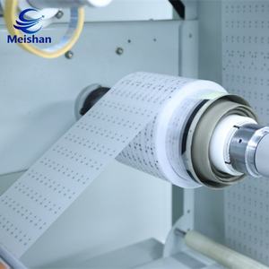 Badge de collection Meishan en alliage métallique gravé, motif dessin animé ludique <span class=keywords><strong>Gosling</strong></span> marchant sur l'herbe, nœud papillon et détail d'aile de guitare - Product Image 6