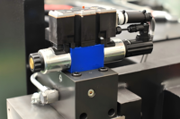 Presse plieuse CNC à pliage de tôle en acier inoxydable servo hydraulique multifonctionnel entièrement automatique robuste