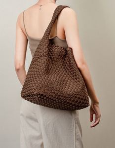 Bolsos de mano de neopreno personalizados al por mayor, tejidos a mano, de moda, para mujer, suaves, de playa, bandolera, bolsos tote tejidos. - Product Image 6