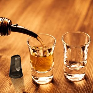 Couvertures de bouteilles d'alcool noires Couvertures de <span class=keywords><strong>bec</strong></span> <span class=keywords><strong>verseur</strong></span> Toppers de barre pour bouteilles Distributeur universel de <span class=keywords><strong>bec</strong></span> translucide anti-poussière - Product Image 4