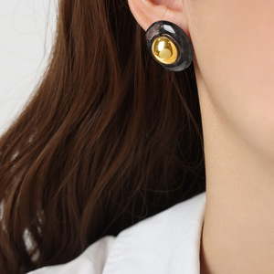 Boucles d'oreilles en résine multicolores pour femmes |   Acier inoxydable plaqué or 18K PVD |   Imperméable, hypoallergénique et résistant à la décoloration - Product Image 4