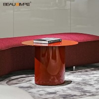 Table d'appoint en travertin minimaliste avec dessus en verre artisanal & base en pierre naturelle, personnalisable pour salon
