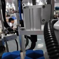 Machine de remplissage semi-automatique rotative XINYOU pour flacons de parfum, pulvérisateurs d'eau liquide et remplisseuse de liquides à pompe à engrenages