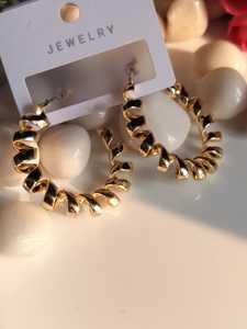 Pendientes de aro retorcidos modernos chapados en oro superventas con diseño hecho a mano para mujer - Product Image 3