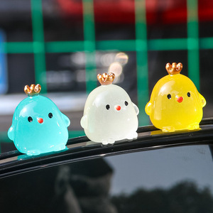 Ornement de voiture en résine en forme de poulet couronné rouge vif, accessoire d'intérieur de dessin animé à faire soi-même - Product Image 1