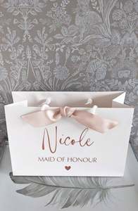 Sacs cadeaux pliables roses réutilisables en carton recyclé avec logo personnalisé pour vêtements, chaussures et sous-vêtements - Product Image 5