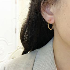 Pendientes de Aro Trenzados de Acero Inoxidable con Baño PVD de Alta Calidad, Antideslustre, a la Moda, Venta al por Mayor 2025 - Product Image 3