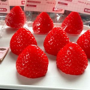 Jouet anti-stress transparent en forme de fraise, en EVA souple, mini nouveauté mignonne pour les amateurs de tendances - Product Image 3