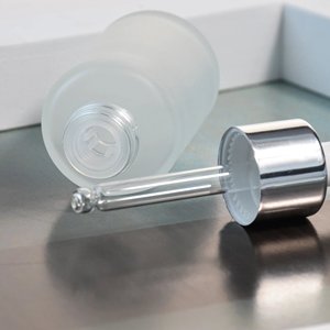 Botella de suero cosmético de vidrio de 30 ml de alta calidad transparente esmerilada vacía Botella cuentagotas de hombro plano con cuentagotas - Product Image 5