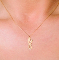 Collier tendance en acier inoxydable poli miroir, motif mère tenant bébé, plaqué or 18 carats, cadeau idéal pour jeune maman, breloque de grossesse
