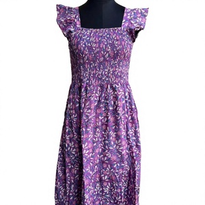 Vestido floral morado con delicados estampados de hojas y flores, hombros con volantes y corpiño fruncido, perfecto para ocasiones informales. - Product Image 1