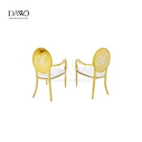 Acier inoxydable doré Mr. & Mrs. Chaise de mariage avec accoudoirs courbes et coussin blanc