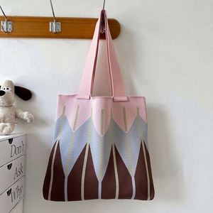 Sac à bandoulière tricoté grande capacité style forêt avec empiècements ondulés pour femme – Sac à main tricoté tendance pour l'hiver - Product Image 4