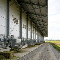 Barns, hangars à moutons et poulaillers modernes en structure acier de haute qualité avec peinture époxy anticorrosion et garantie de 3 ans