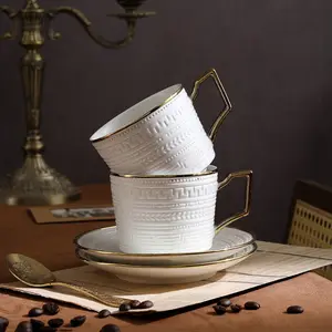 Avrupa öğleden sonra çay kullanılan zarif kabartma tasarım beyaz seramik latte çay bardağı ve altlık altın jant kahve fincan seti
