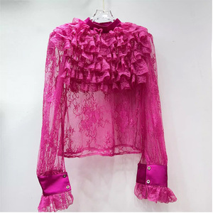 Süßer, mehrlagiger Pullover mit schwarzen Spitzen-Patchwork-Schulterpolstern und Stehkragen, schlank machender, kurzer Ausschnitt mit Hakenmuster. - Product Image 3