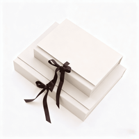 Boîte en papier rigide personnalisée en carton avec logo imprimé non ferreux de haute qualité Boîte d'emballage cadeau beige avec ruban pour cadeaux de qualité supérieure
