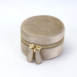 Petite pochette de rangement pour colliers et bagues en velours, fermeture éclair tout autour, étui de voyage en velours, forme ronde, étui à bijoux pour femmes - Product Image 2