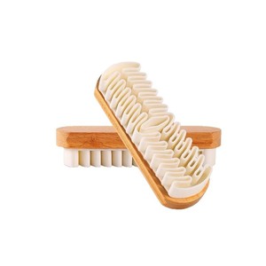 Cepillo para zapatos de gamuza con mango de madera y cerdas de plástico para limpiar y pulir botas y zapatos - Product Image 2