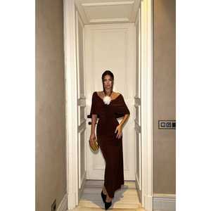 Robe de soirée marron style bal, avec détails roses au crochet, taille empire, longue, coupe trapèze, ornée de perles, idéale pour banquets et soirées - Product Image 4