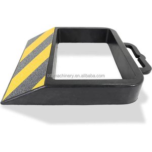Cales de palettes moulées en caoutchouc noir de qualité supérieure BTB, résistantes, avec fonction de déplacement facile pour chariots à béton - Product Image 1
