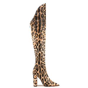 รองเท้าบูทผู้หญิงลายเสือดาวแบบสวมสูงเหนือเข่า ส้นหนา ปลายแหลม แบบเปิดข้างทรงวี ไซส์ใหญ่ 47 - Product Image 4