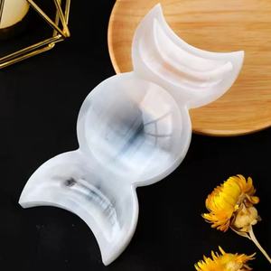 Bol à bonbons en sélénite blanche de haute qualité en cristal, naturel, sculpté à la main, en forme de lune, bols de guérison à vendre en gros - Product Image 3