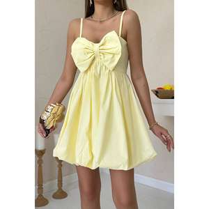 Robe de cocktail jaune à bretelles, coupe trapèze, avec détail nœud, taille empire, en mousseline respirante - Product Image 2