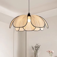 Lampe suspendue en bambou et rotin, artisanat français moderne, design floral, ambiance artistique créative, luminaires suspendus en tissu, lustre pour salon