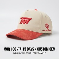 Gorra de béisbol ajustable de doble tono con corona de sarga tejida, visera curva de gamuza y bordado 3D en relieve frontal con texto lateral personalizado.