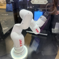 Nouvelle machine à café distributrice intelligente, modèle robotisé, écran tactile, bras robotique commercial